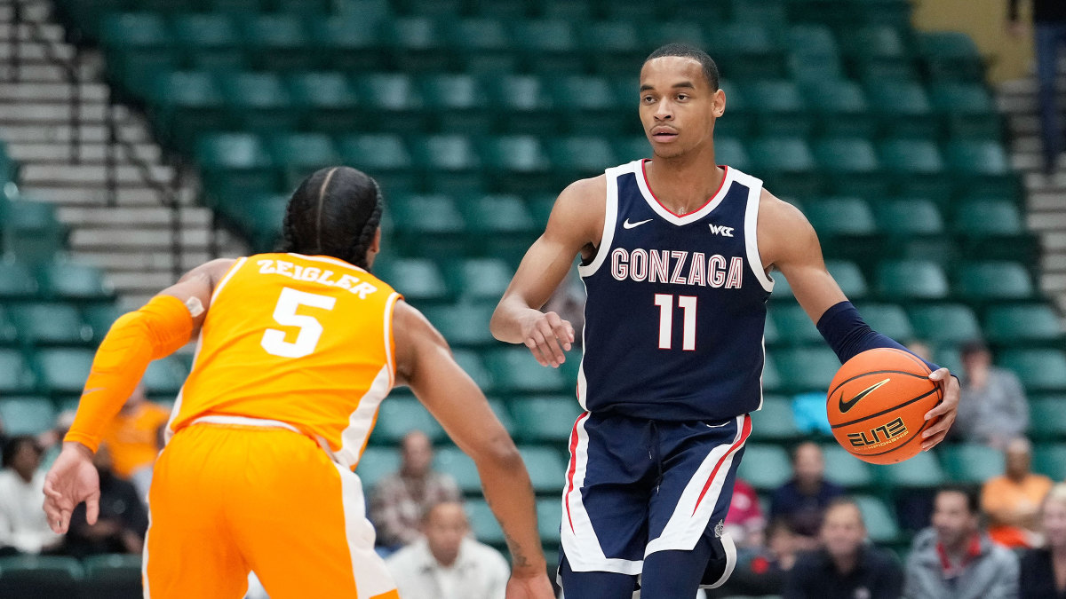 Gonzaga’s Nolan Hickman dribbles vs. Tennessee